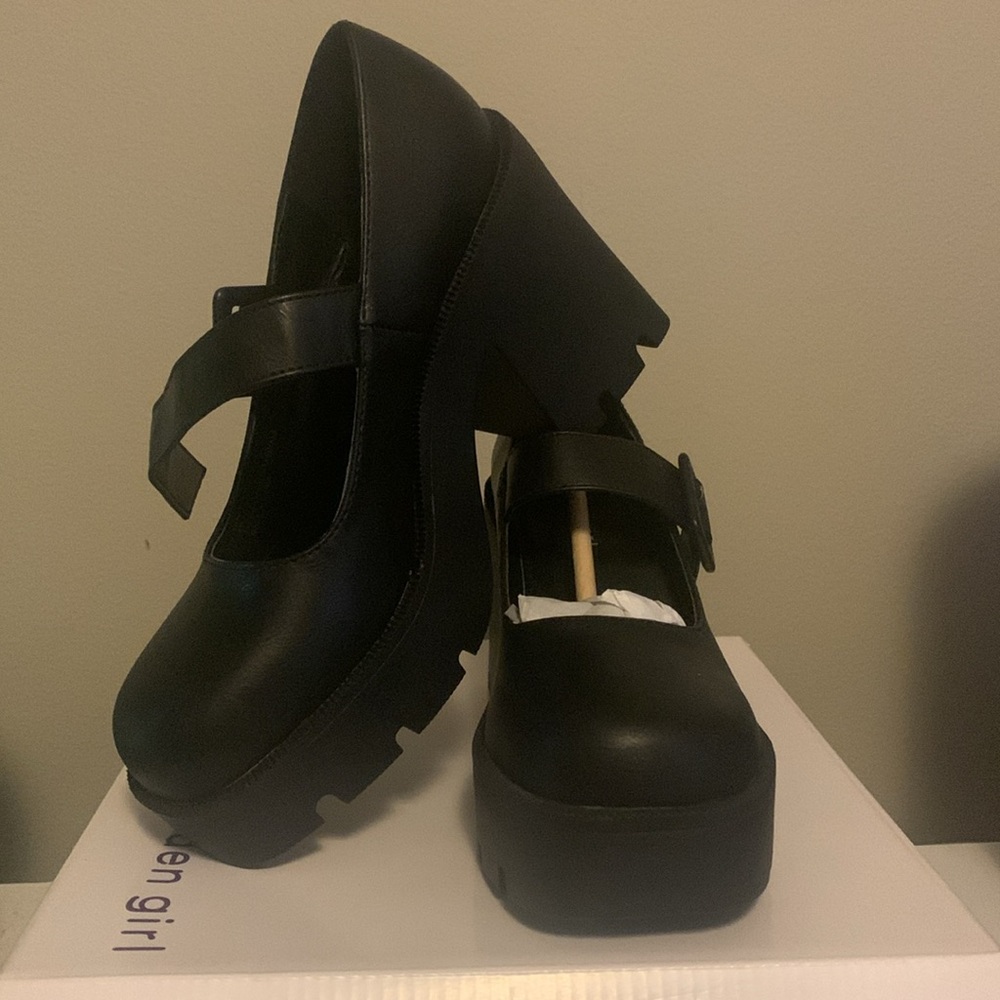 Black Pumps